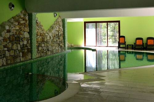Piscine couverte, accÚs possible de 09 h 00 à 19 h 30, chaises longues