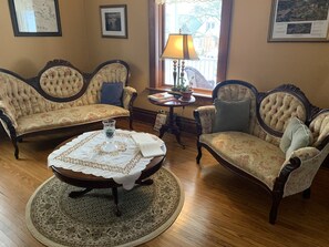 Flat-screen TV - The Red Coat Bed & Breakfast (Niagara-on-the-Lake)