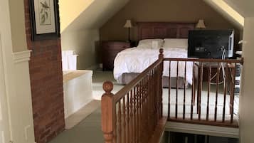 Signature Loft, 1 Queen Bed, Jetted Tub