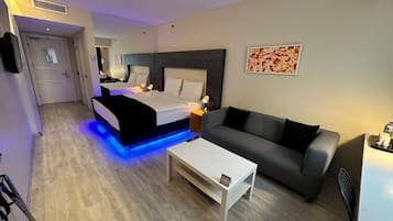 مأكولات ومشروبات مجانية في الميني بار وخزنة داخل الغرفة ومكتب