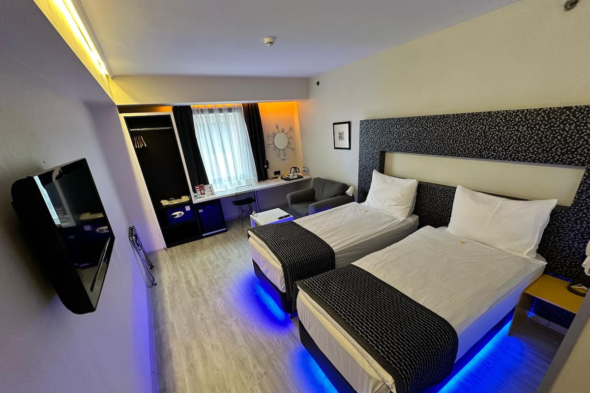 Standard Twin Room | Free minibar items, in-room safe, desk, soundproofing