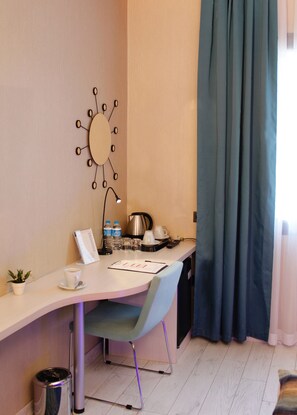 Standard-Zweibettzimmer | Businesscenter im Zimmer