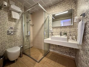 Shower, rainfall showerhead, free toiletries, hair dryer - Tempo Hotel 4. Levent Istanbul (Istanbul)