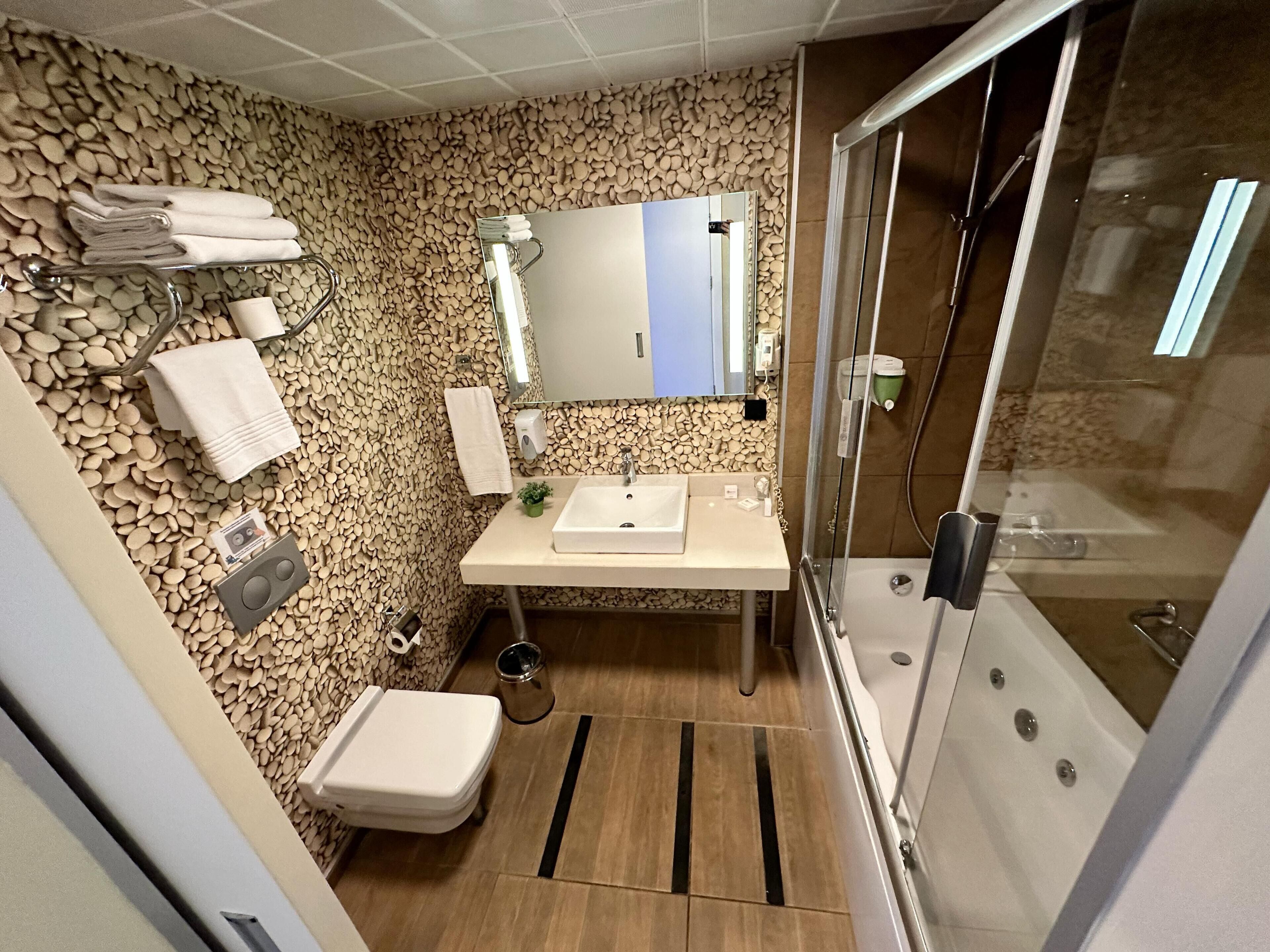 Đồ dùng nhà tắm miễn phí, máy sấy tóc, dép đi trong nhà 