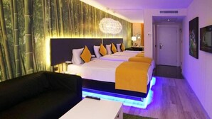 Una habitación de hotel con una cama grande, un sofá y un escritorio.