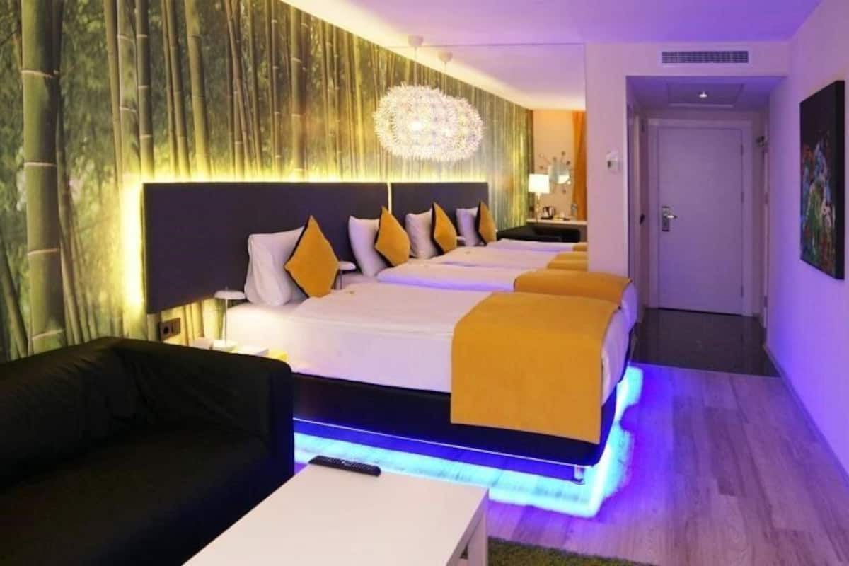 Une chambre d’hôtel avec un grand lit, un canapé et un bureau.