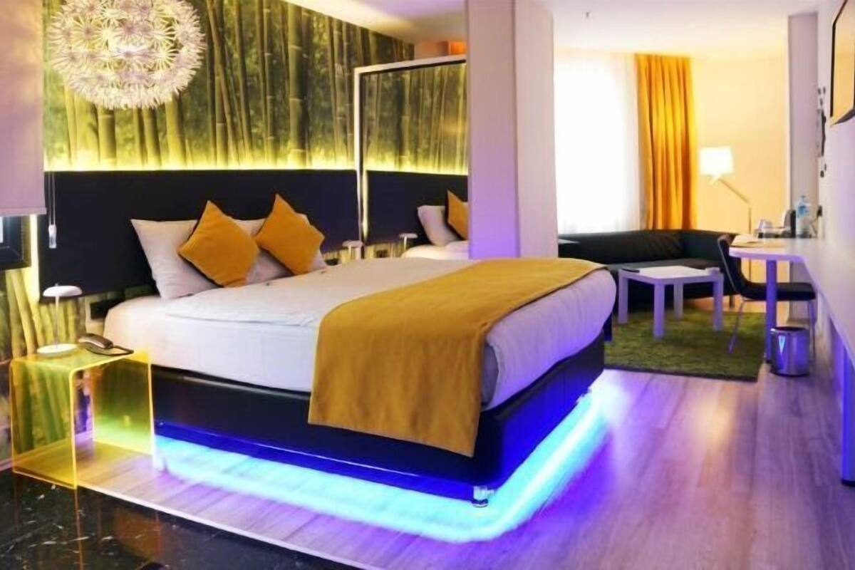 Minibar, coffres-forts dans les chambres, bureau