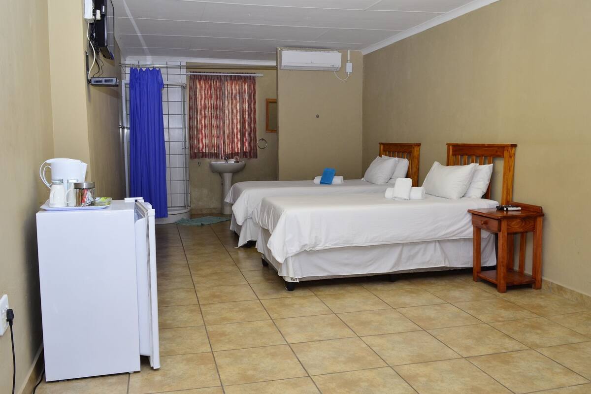 Een minibar, gratis extra bedden, gratis wifi, beddengoed