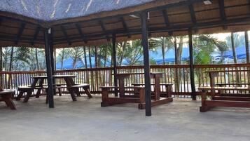 Daily cooked-to-order breakfast (ZAR 100 per person)