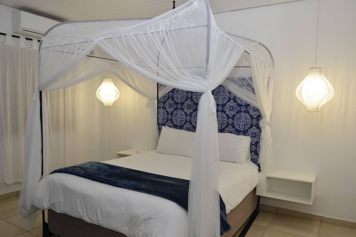 Luxury Room | Minibar, rollaway beds (free), WiFi (free), bed sheets