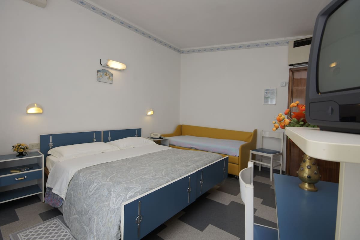 In-room safe, soundproofing, free WiFi