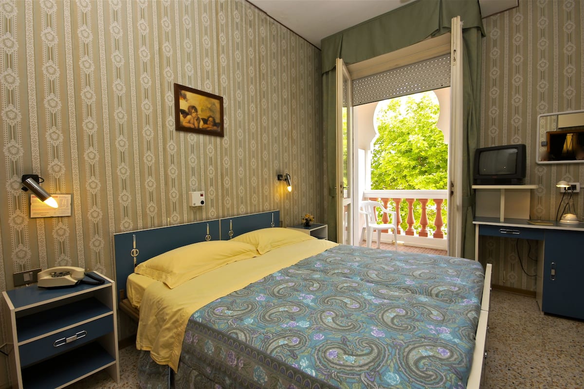 In-room safe, soundproofing, free WiFi