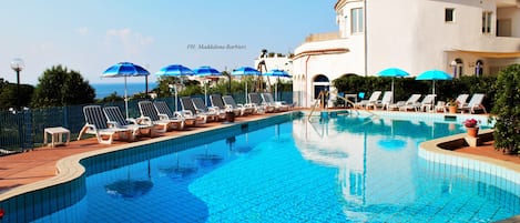 Piscina all'aperto, lettini