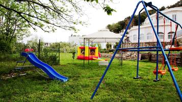 Children’s play area – outdoor