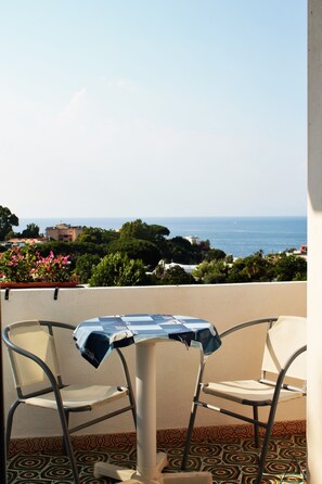 Driepersoonskamer, uitzicht op zee | Balkon