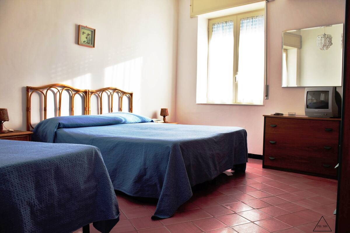 Driepersoonskamer | Een kluis op de kamer, babybedden (toeslag), extra bedden
