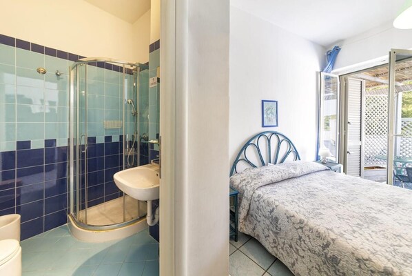 In-room safe, cots/infant beds, rollaway beds