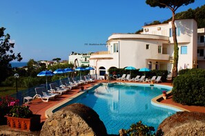 Outdoor pool, pool loungers - Bristol Hotel (Lacco Ameno)