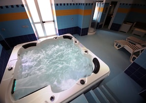 Een bubbelbad, een stoombad, lichaamsbehandelingen, hydrotherapie