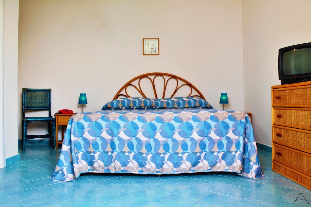 Standard Double Room | In-room safe, cots/infant beds, rollaway beds