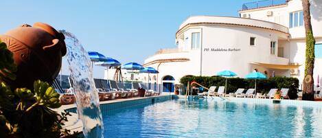 Piscine extérieure, chaises longues