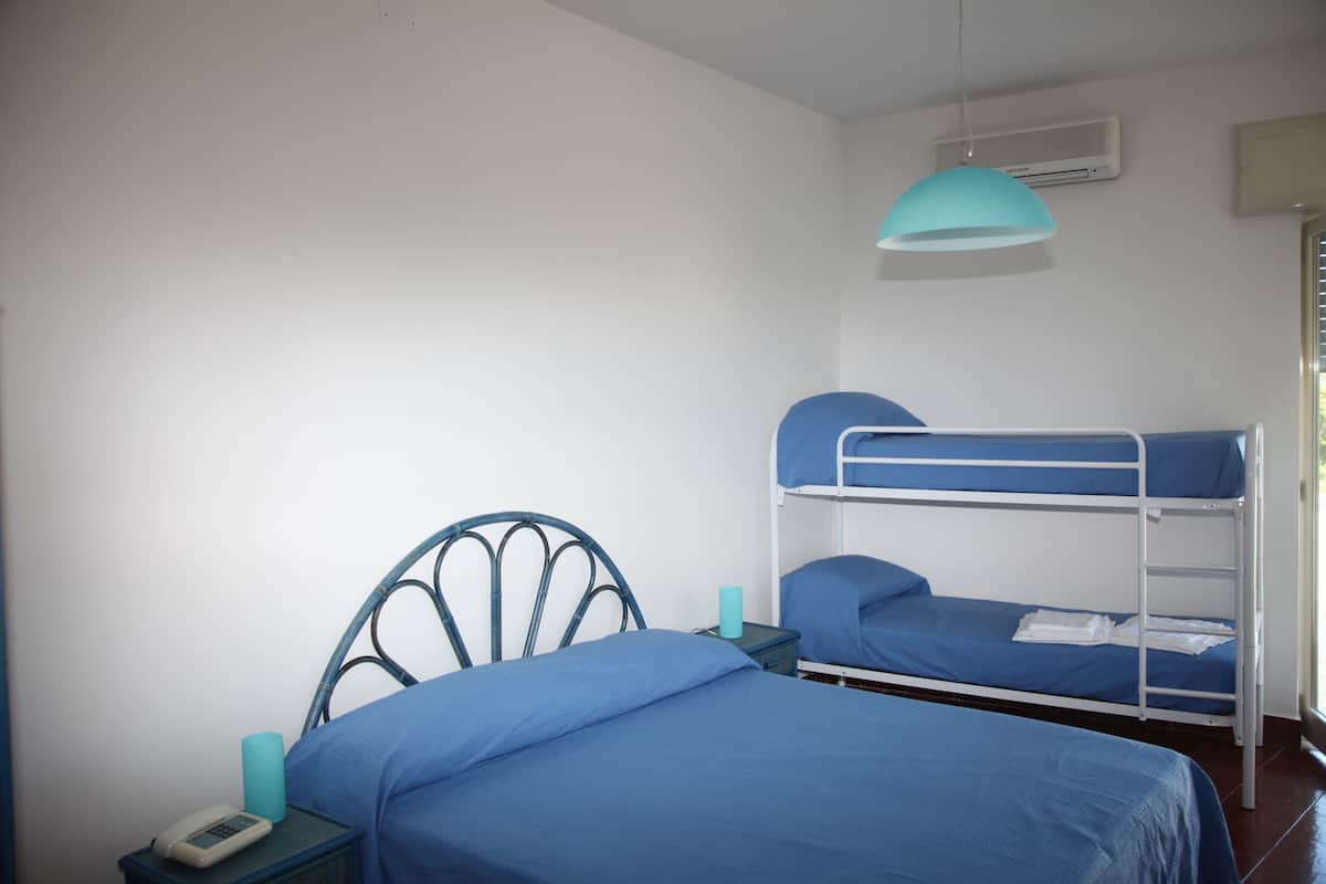 Quadruple Room | In-room safe, cots/infant beds, rollaway beds