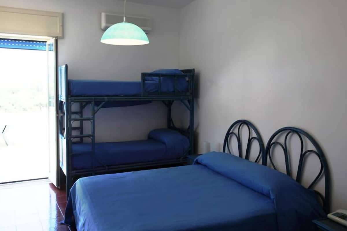 In-room safe, cots/infant beds, rollaway beds