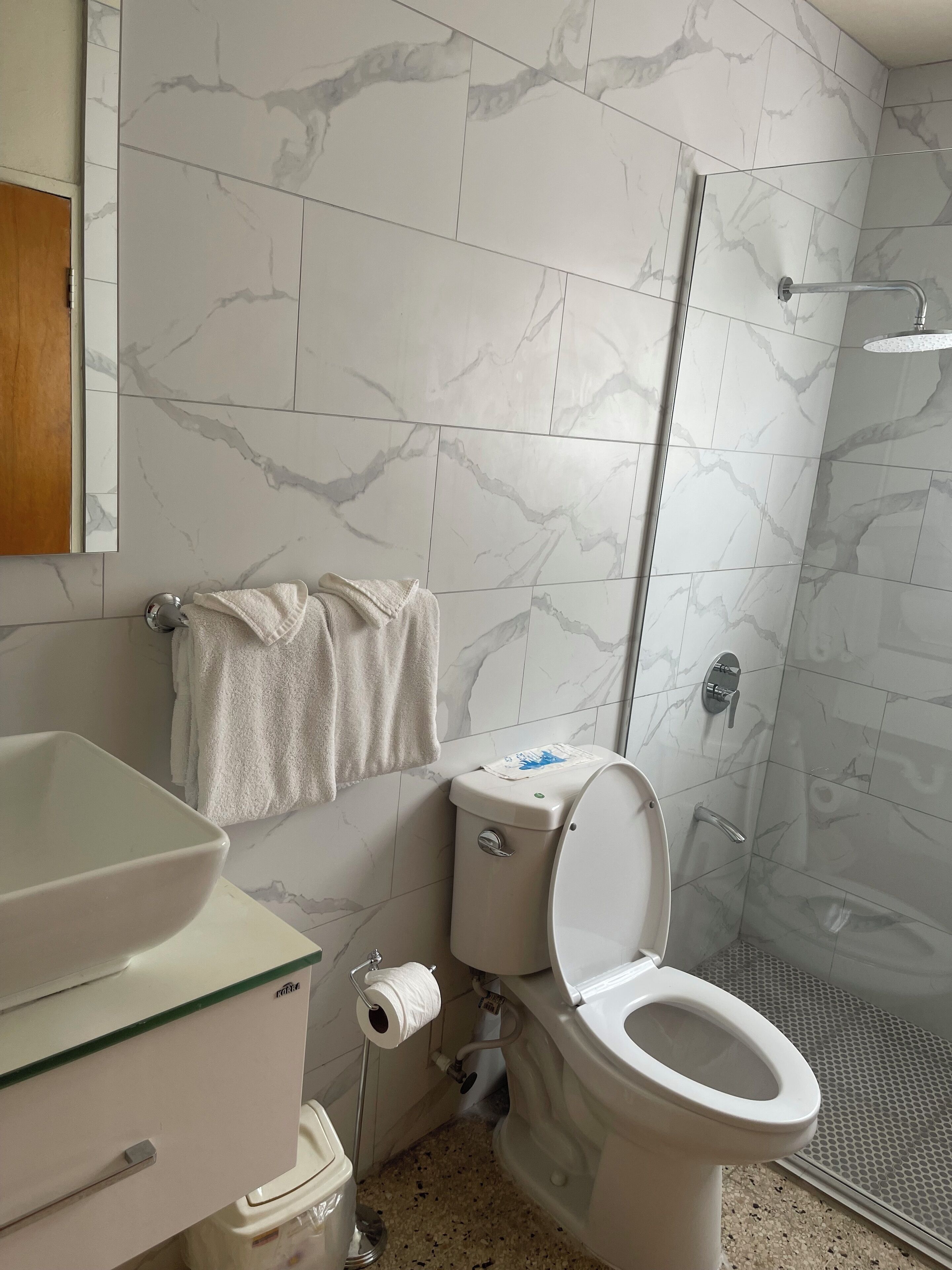 apartment, 2 bedrooms | bathroom | combined shower/bathtub, rainfall showerhead, free toiletries, towels