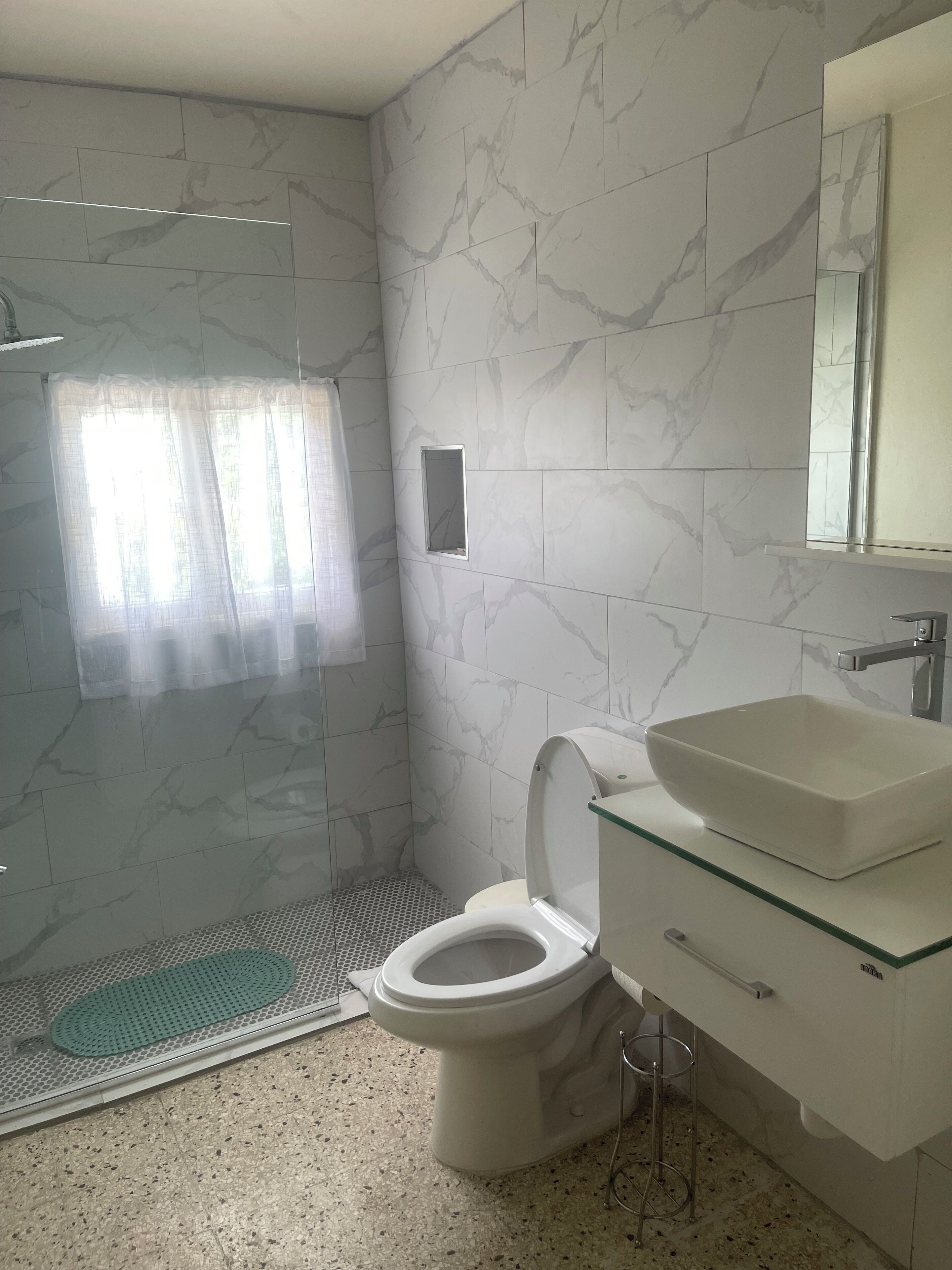 executive suite | bathroom | combined shower/bathtub, rainfall showerhead, free toiletries, towels