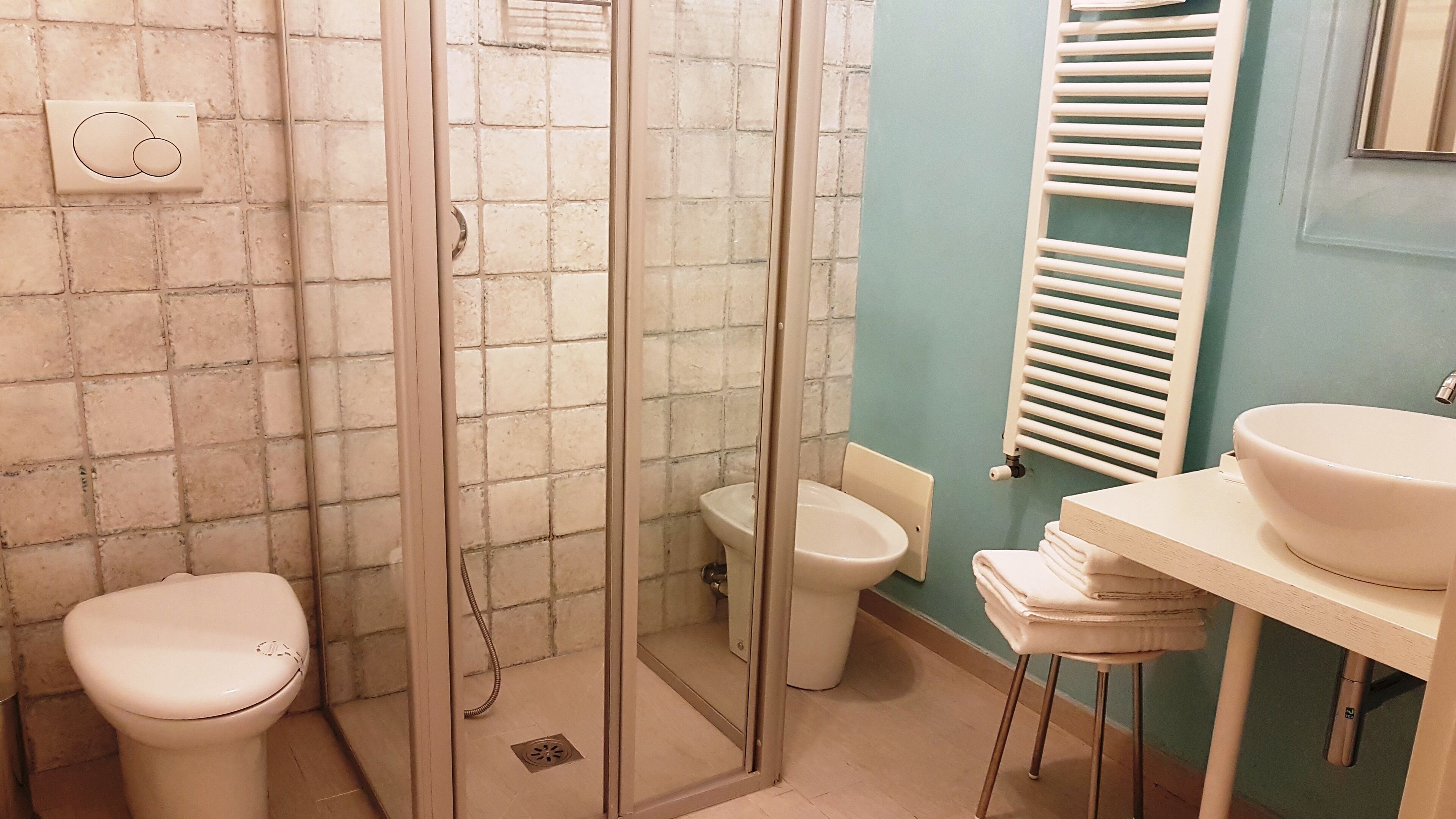 Un baño con inodoro, bidé y lavamanos.