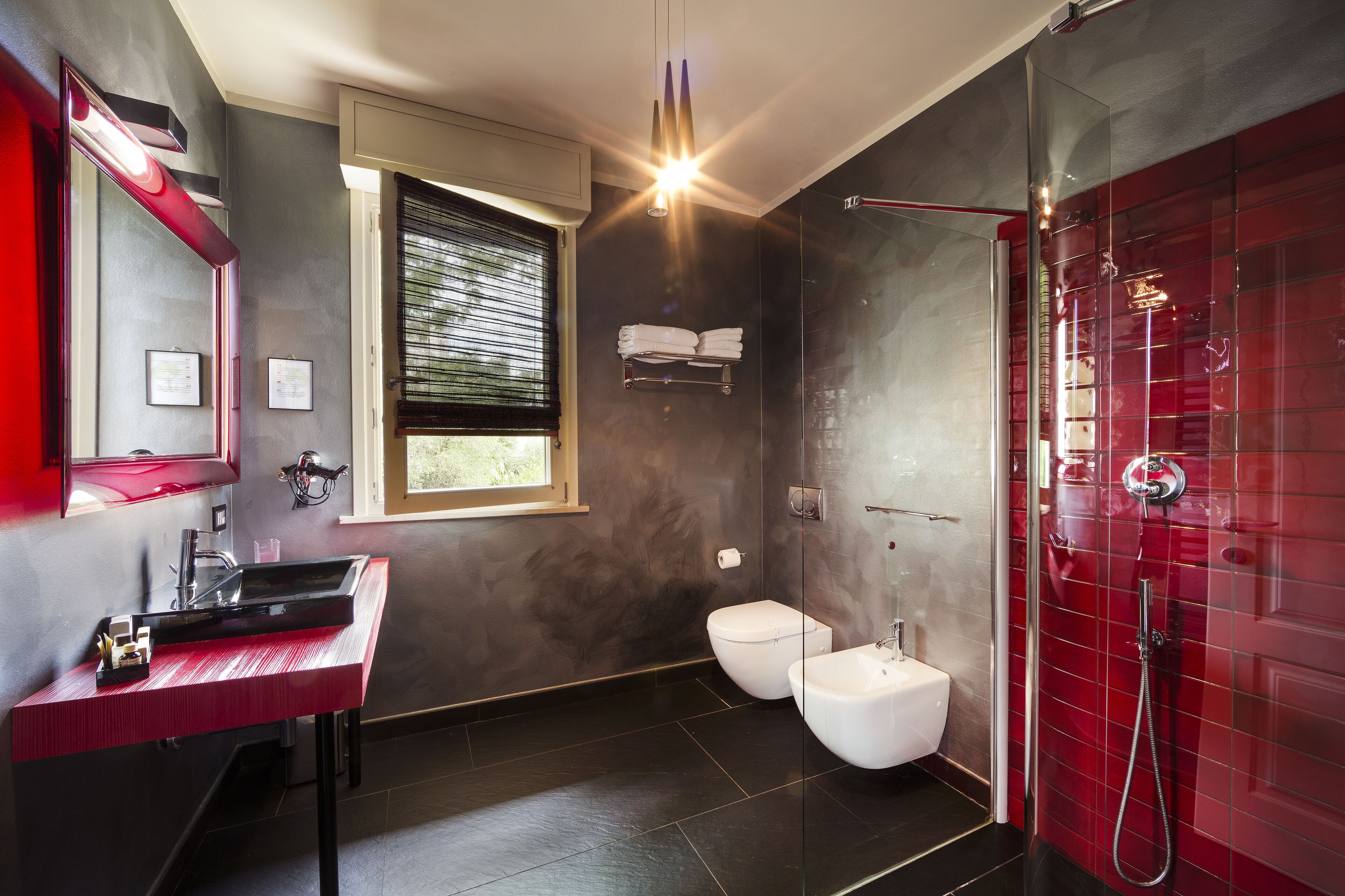 Superior driepersoonskamer | Badkamer | Een douche, een regendouche, gratis toiletartikelen, een haardroger