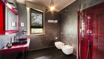 Superior driepersoonskamer | Badkamer | Een douche, een regendouche, gratis toiletartikelen, een haardroger