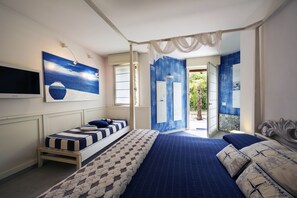 Superior Triple Room | Premium bedding, minibar, in-room safe, individually furnished - La Villa Desenzano (Desenzano del Garda)