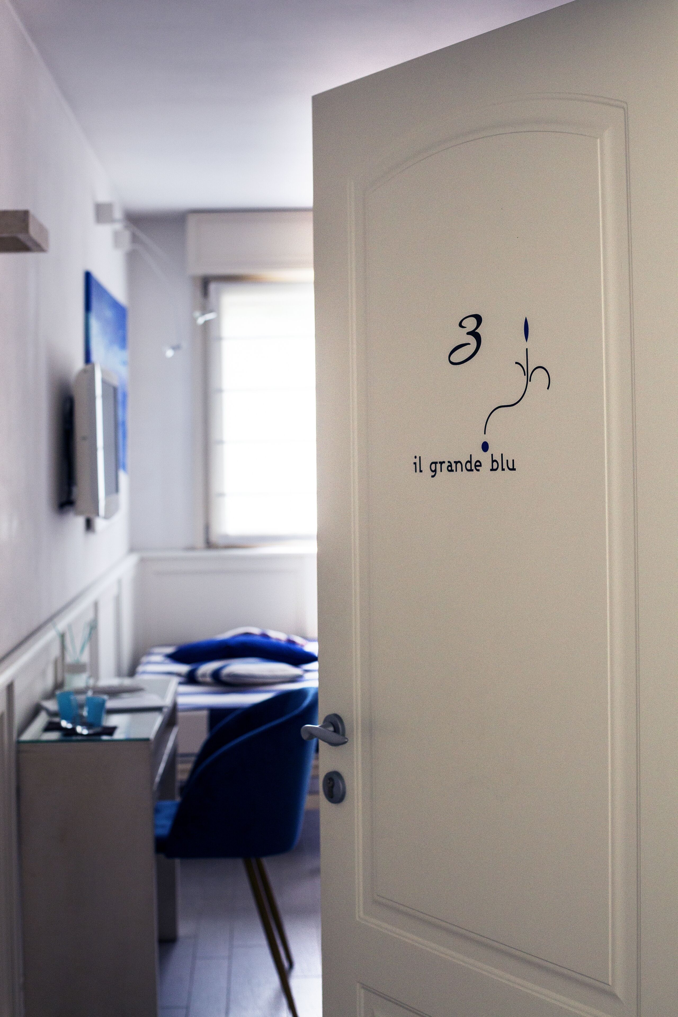 Una porta amb el número 3 i la inscripció 'il grande blu'.