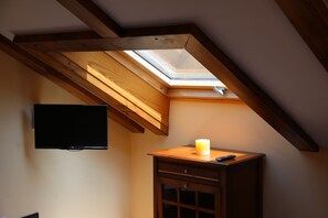 Family Quadruple Room | Individually furnished, soundproofing, iron/ironing board, free WiFi - Hostal Alda Casco Antiguo (León)