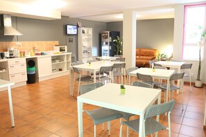 Daily buffet breakfast (EUR 6.95 per person) - Hostal Alda Casco Antiguo (León)