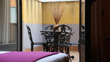 Habitación doble superior, Terraza | Muebles diferentes, insonorización y tabla de planchar con plancha