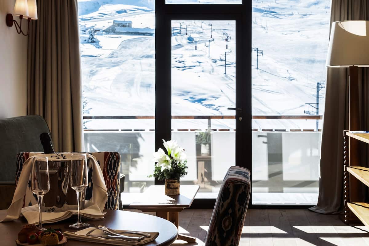 Premium suite, uitzicht op bergen | 2 slaapkamers, luxe beddengoed, een minibar, een kluis op de kamer
