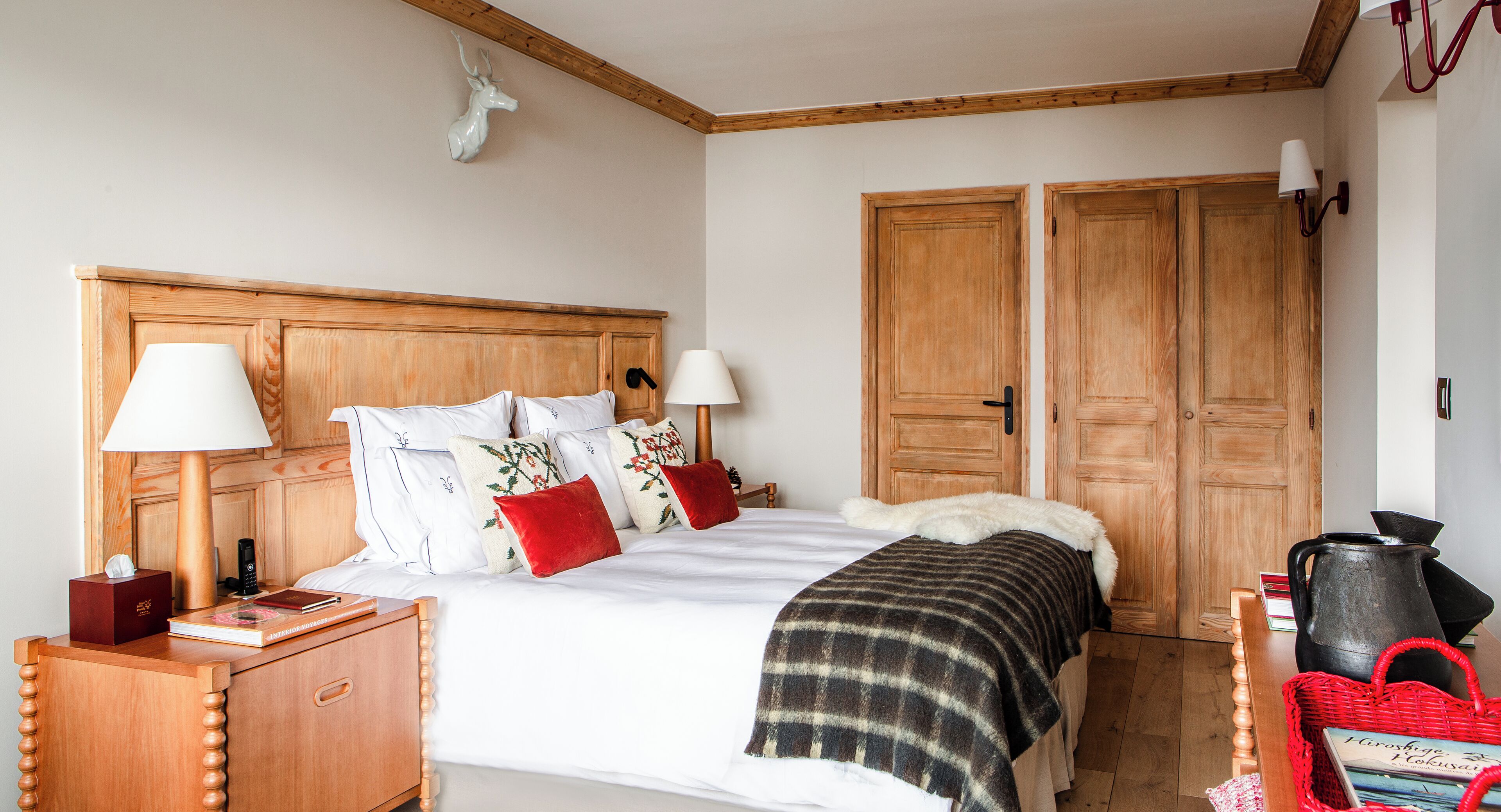 Deluxe Suite | Premium bedding, minibar, in-room safe, blackout drapes