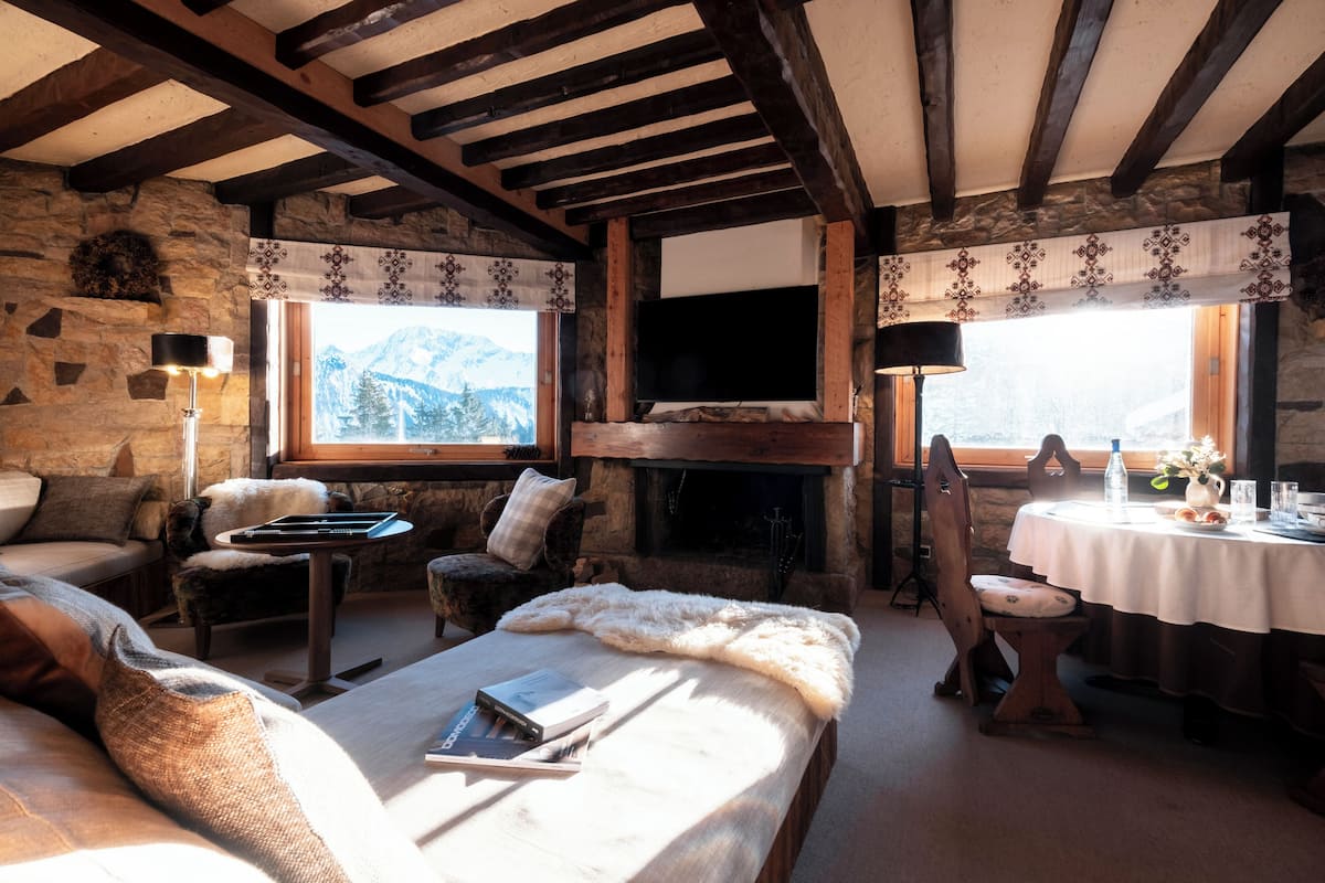 Chalet Suite | 2 slaapkamers, luxe beddengoed, een minibar, een kluis op de kamer