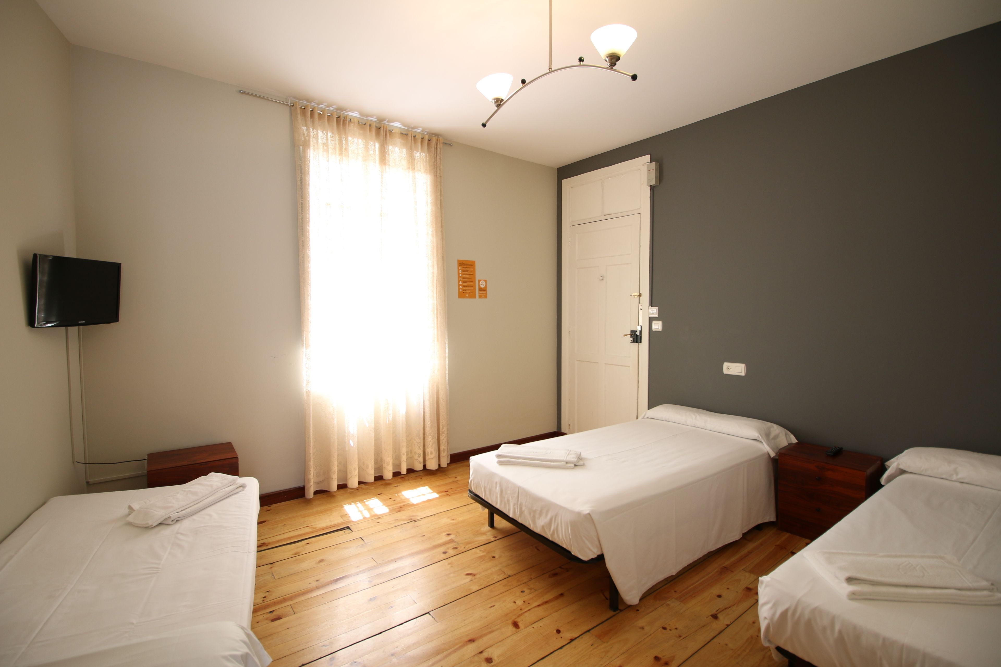 Triple Room | Desk, iron/ironing board, free WiFi, bed sheets