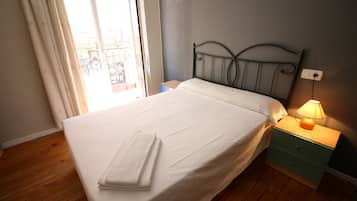 Standaard kamer | Een bureau, een strijkplank/strijkijzer, gratis wifi, beddengoed