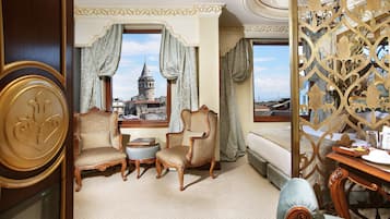 Deluxe Room with Galata Tower View | Ropa de cama de alta calidad y artículos del minibar gratis