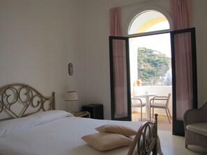 Minibar, in-room safe, free cots/infant beds, rollaway beds - Hotel Casa Del Sole (Serrara Fontana)
