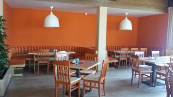 Desayuno buffet diario (EUR 18 por persona)