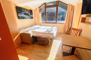 In-room safe, individually decorated, individually furnished, desk - JUFA Hotel Almtal (Gruenau im Almtal)