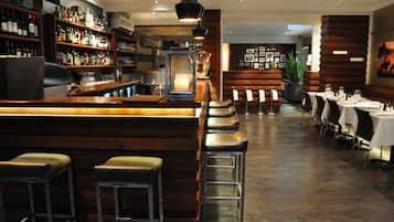 Al fresco dining, serves breakfast, lunch and dinner