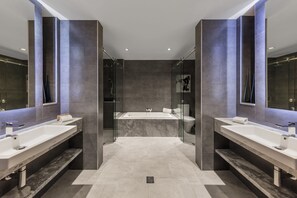 Designer toiletartikelen, een haardroger, badjassen, pantoffels