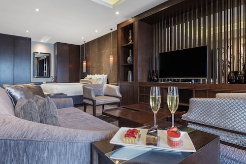 JG Suite | Premium bedding, in-room safe, desk, laptop workspace