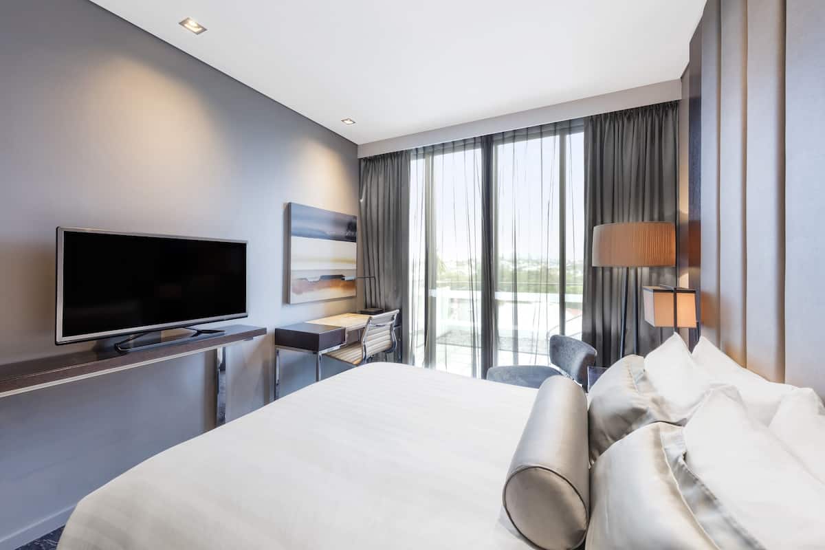 Tweepersoonskamer, balkon (Petrie) | Luxe beddengoed, een kluis op de kamer, een bureau